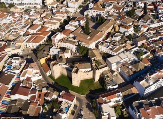 Loul&eacute; assinala 38 anos de eleva&ccedil;&atilde;o a cidade com concerto de Rodrigo Le&atilde;o