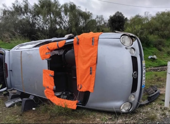 Mulher ferida com gravidade em capotamento na A22