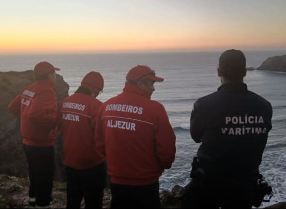 Buscas por jovem desaparecido na praia da Arrifana retomadas s&aacute;bado