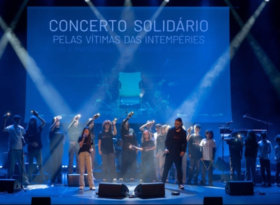 Cerca de 30 artistas &ldquo;encheram&rdquo; Audit&oacute;rio de Olh&atilde;o de solidariedade com Leiria