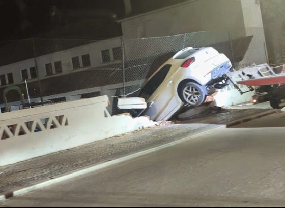 Carro despista-se e destr&oacute;i muro de escola em Faro
