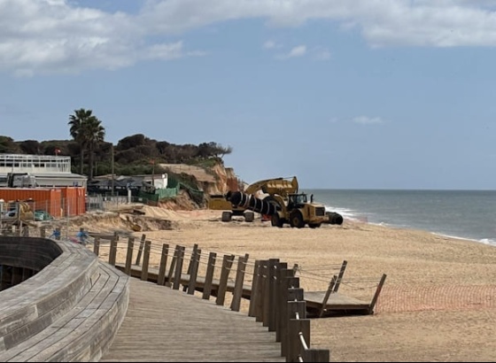 Prepara&ccedil;&atilde;o para alimenta&ccedil;&atilde;o artificial das praias avan&ccedil;a entre Quarteira e Garr&atilde;o