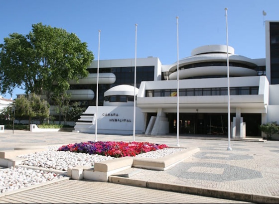 C&acirc;mara de Albufeira recusa que presidente do munic&iacute;pio discrimine qualquer grupo ou etnia
