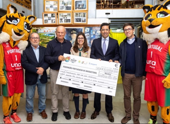 Escuteiros de Ferreiras receberam donativo da Festa do Basquetebol Juvenil
