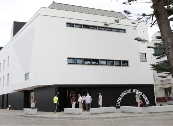 Teatro Municipal Ant&oacute;nio Pinheiro inaugura exposi&ccedil;&atilde;o e recebe M&atilde;o Morta no mesmo dia 
