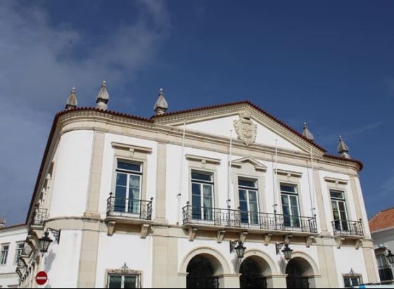 PSD Faro diz que partiu da Assembleia Municipal iniciativa de entrega da Constitui&ccedil;&atilde;o nas escolas