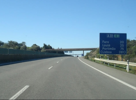 Utentes denunciam degrada&ccedil;&atilde;o da A22 e alertam para riscos de seguran&ccedil;a