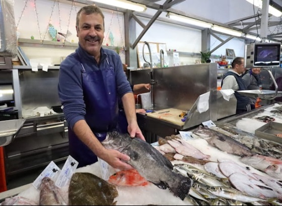 &ldquo;Brasa Doirada&rdquo; s&atilde;o convite para noite no Mercado de Portim&atilde;o