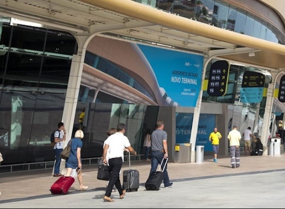 Controlo de fronteiras nos aeroportos de Lisboa e Faro com atrasos hoje de manh&atilde;