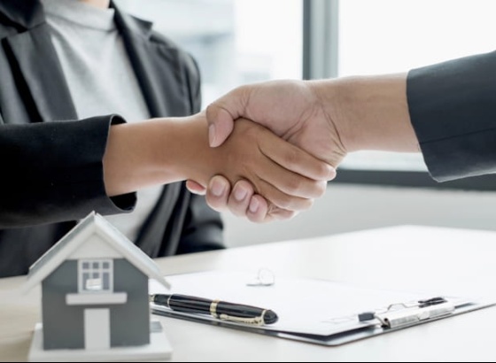 Acusadas de mais de 100 crimes agente imobili&aacute;ria e solicitadoras detidas no Algarve