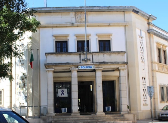 Dois detidos por alegadas agress&otilde;es e amea&ccedil;as ao pai e madrasta em Faro