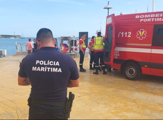Doze pessoas resgatadas das grutas de Benagil ap&oacute;s barco virar