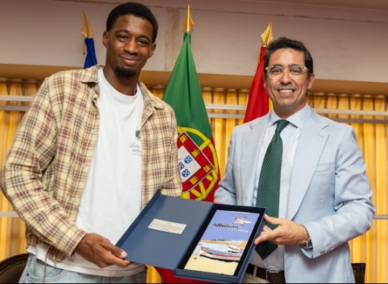 Campe&atilde;o do mundo de Albufeira homenageado pelo munic&iacute;pio