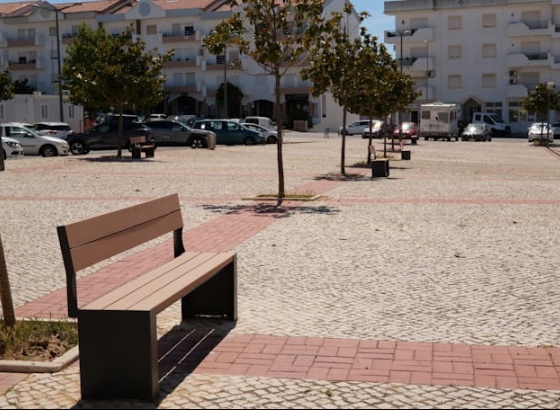 Uni&atilde;o de Freguesias substituiu bancos no largo do Audit&oacute;rio Carlos do Carmo em Lagoa
