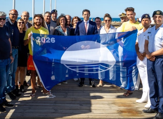 Praia em Albufeira recebeu cerim&oacute;nia da primeira Bandeira Azul do Algarve de 2026