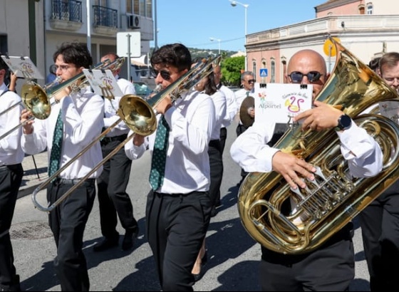 Banda Filarm&oacute;nica de S&atilde;o Br&aacute;s de Alportel assinala 23 anos com desfile pelas ruas da vila