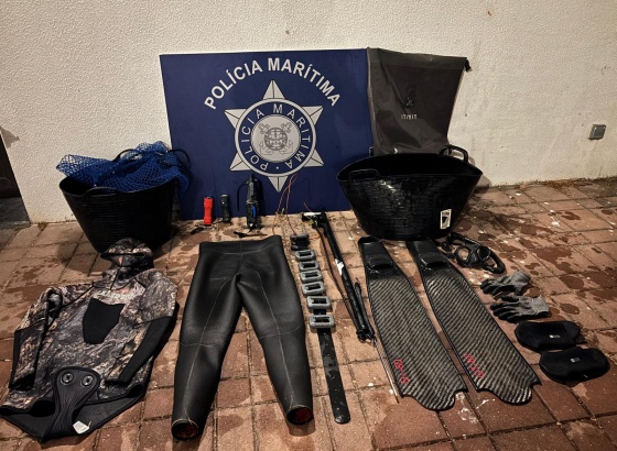 Pol&iacute;cia Mar&iacute;tima interceta praticante de pesca submarina e apreende pescado e marisco