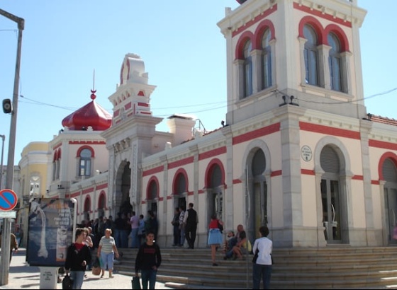 Mercado de Loul&eacute; &eacute; ponto de encontro para &laquo;vibrar&raquo; com a Sele&ccedil;&atilde;o Nacional