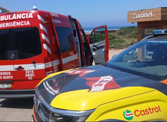 Surfista foi resgatada na praia da Cordoama em Vila do Bispo
