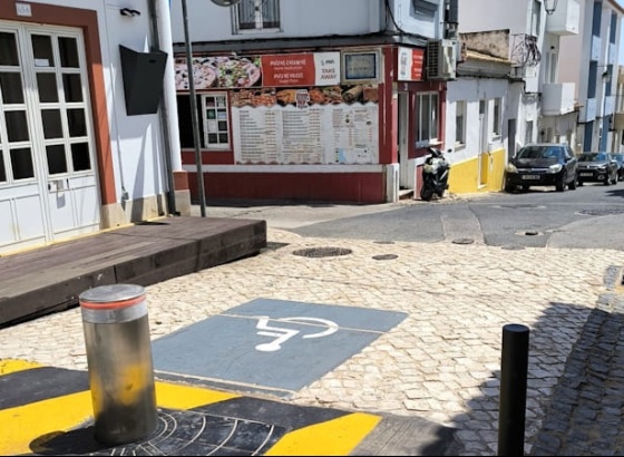 Art&eacute;rias do centro de Alvor equipadas com pilaretes autom&aacute;ticos para seguran&ccedil;a de residentes e visitantes