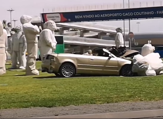 Despiste na rotunda do aeroporto de Faro provoca ferido grave e danifica escultura