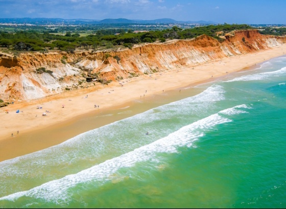 Albufeira e Vila Nova de Gaia lideram ranking nacional com mais praias "Qualidade de Ouro" 