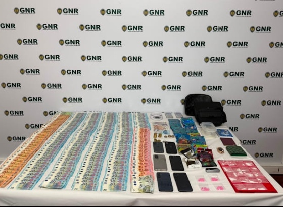 Dois homens detidos ap&oacute;s apreens&atilde;o de droga, arma e dinheiro em Albufeira