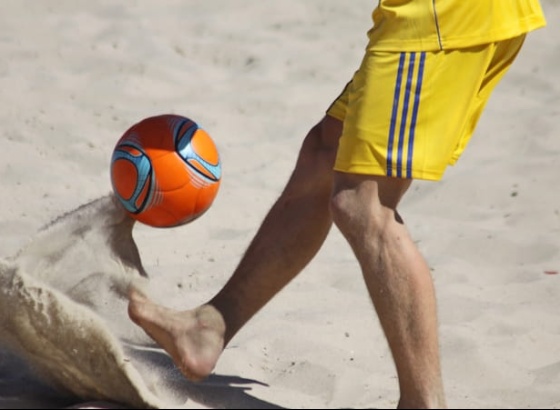 Olh&atilde;o recebe jornada inaugural da Liga Algarve de Futebol de Praia 2025/2026