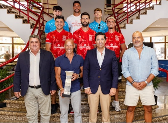 Equipa S&eacute;nior de Futebol do Imortal Desportivo Clube recebida na C&acirc;mara de Albufeira