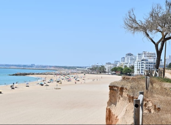 Empreitada de refor&ccedil;o de areia nas praias de Forte Novo e Trafal arranca na segunda-feira