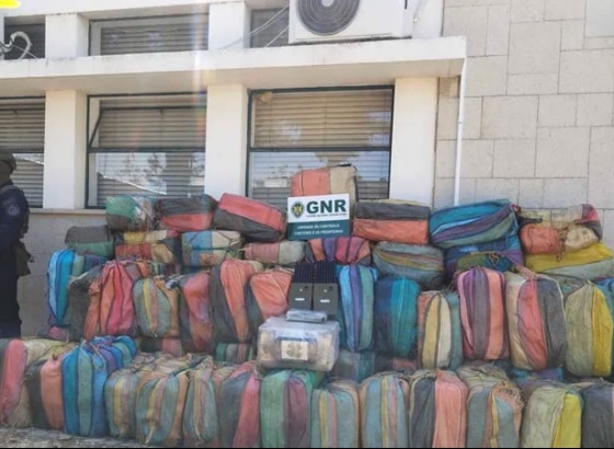 GNR apreende tr&ecirc;s toneladas de coca&iacute;na em Olh&atilde;o 