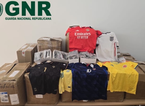 Apreendidas cerca de 1.000 camisolas desportivas contrafeitas nos concelhos de Faro e Portim&atilde;o