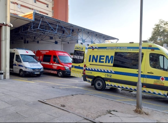 Bombeiros e AMAL alertam para problema das macas retidas no Algarve