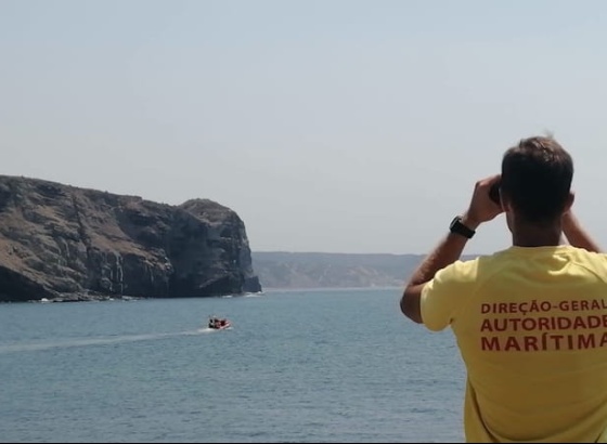 Interrompidas buscas por jovem que desapareceu no mar em praia de Aljezur