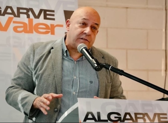Montenegro distingue Mendes Bota como presidente honor&aacute;rio do PSD do Algarve