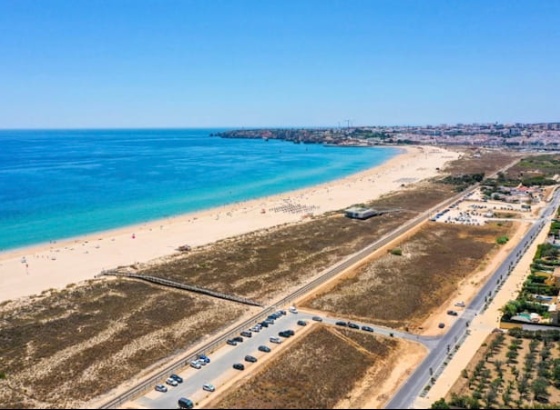 Movimento c&iacute;vico pede suspens&atilde;o de projeto tur&iacute;stico na Meia Praia em Lagos