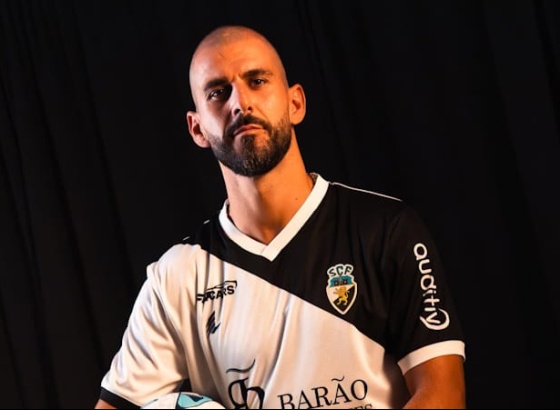 Avan&ccedil;ado internacional portugu&ecirc;s Nelson Oliveira assina pelo Farense