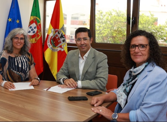 Novo protocolo leva mais ci&ecirc;ncia &agrave;s escolas de Albufeira
