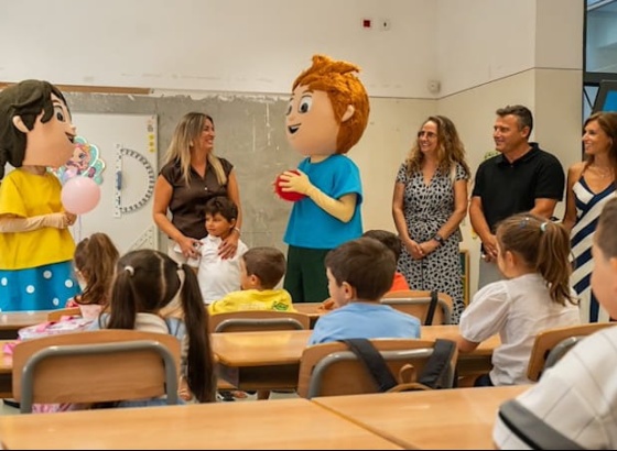 Olh&atilde;o: Cerca de 1900  alunos do 1.&ordm; Ciclo presenteados com material escolar