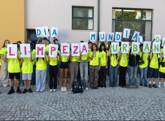 EMARP &ldquo;convocou&rdquo; alunos de Portim&atilde;o para ajudar cantoneiras na limpeza da cidade