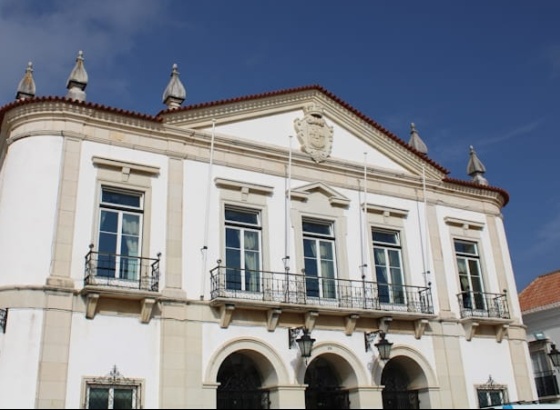 &Oacute;bito/Maria do Carmo Rom&atilde;o: C&acirc;mara de Faro louva contributo para a vida p&uacute;blica portuguesa