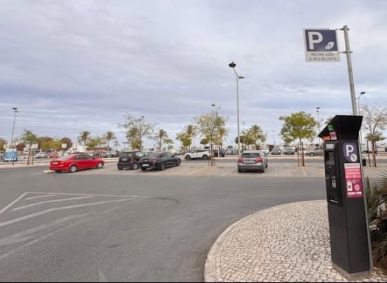 Portim&atilde;o volta a isentar estacionamento no Largo do Dique e Praia da Rocha em outubro