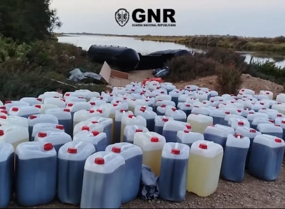 GNR apreende 3.600 litros de combust&iacute;vel e lancha de borracha em Tavira 