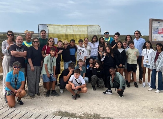 Alunos da Fuseta participaram na constru&ccedil;&atilde;o de covo gigante para recolha de res&iacute;duos