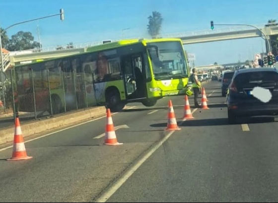Colis&atilde;o entre autom&oacute;vel e autocarro na EN125, no concelho de Faro, faz um ferido grave
