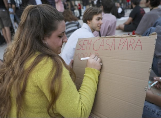 Habita&ccedil;&atilde;o: Cerca de 200 pessoas manifestaram-se em Faro contra pre&ccedil;os elevados das casas