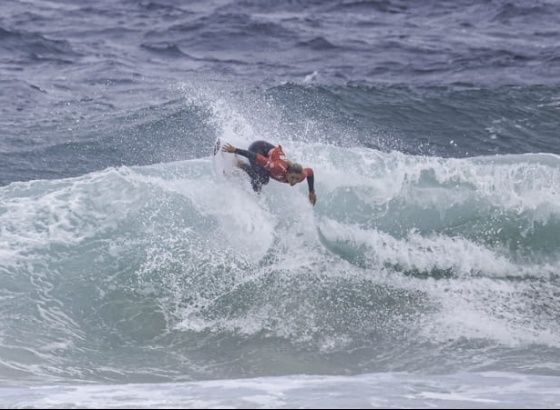 Surfista algarvia Lua Escudeiro conquista 3.&ordm; lugar na Corunha