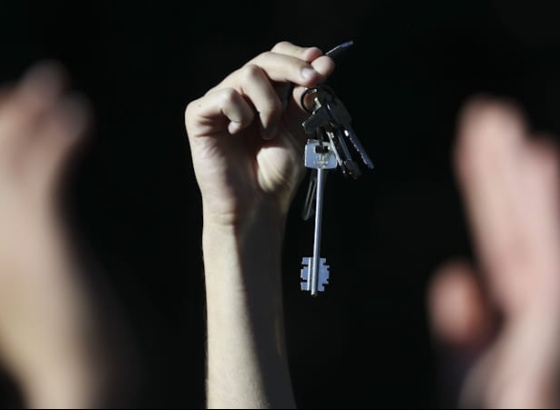 Habita&ccedil;&atilde;o: Uma centena de pessoas desfilam em Faro pelo direito &agrave; casa pr&oacute;pria