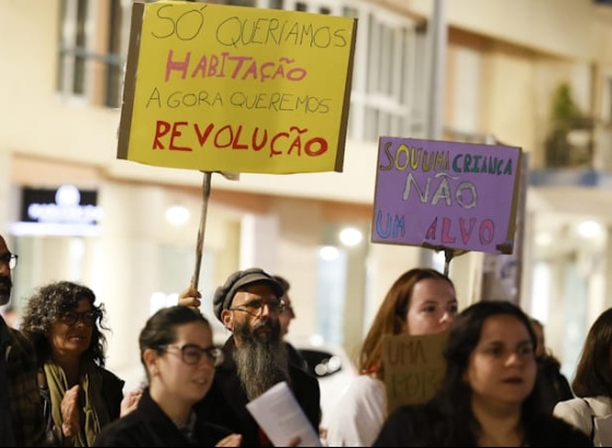 Habita&ccedil;&atilde;o: Meia centena protesta em Faro e afirma n&atilde;o ter medo da pol&iacute;cia