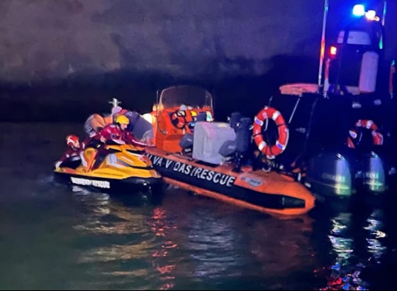Fam&iacute;lia resgatada de arriba com recurso a cordas na praia da Prainha em Alvor
